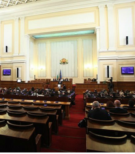 Ударно: ГЕРБ предлага 750 лева да се режат от депупатските заплати при всяко неявяване на работа
