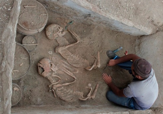 Археолози попаднаха на казахстански Ромео и Жулиета на 5000 години