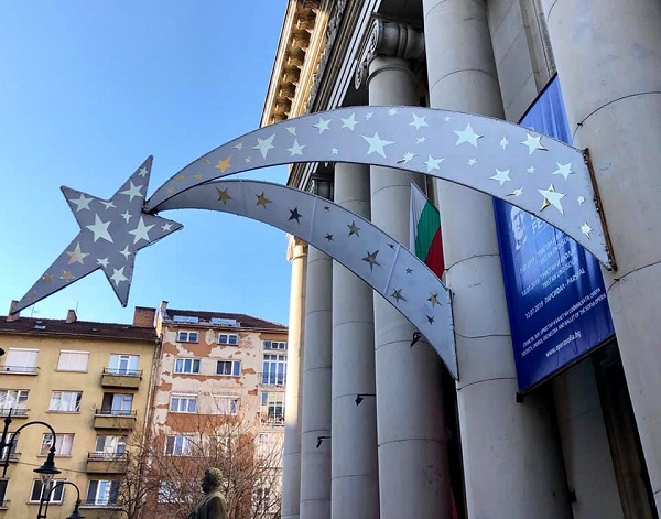 Коледната украса на софийската опера възмути социалните мрежи
