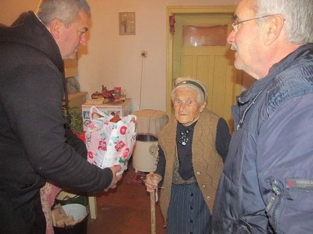 50 самотни възрастни хора от селата в община Ружинци получиха за Коледа като дарение хранителни продукти
