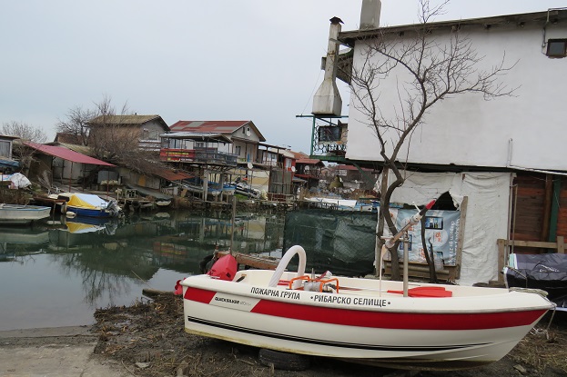 Пожарникарска лодка е "паркирана" край улица "Консервна" в рибарското селище до Бургас
