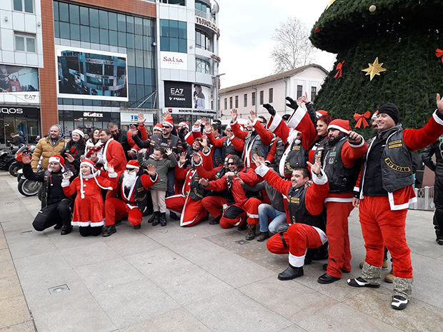 Десетки Дядо Коледи на мотори окупираха елхата в Бургас