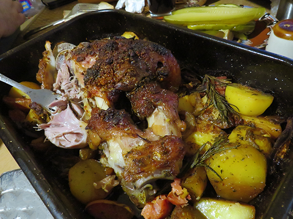 Свински джолан с картофи, дюли и манатарки