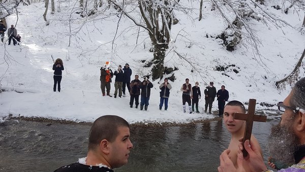 19-годишният Кристиян Станков от Бургас спаси кръста в ледените води на водопада Докузак