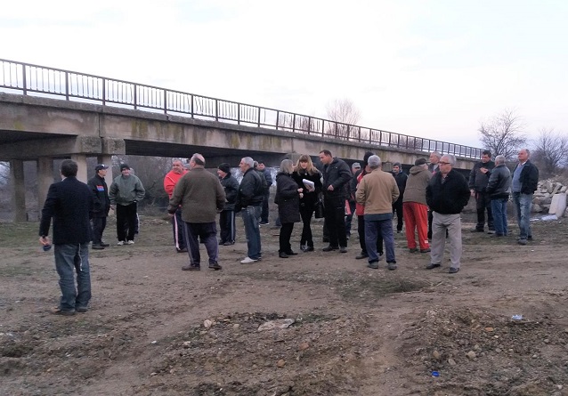 Жители на Розово излязоха на протест срещу фирма, която почиства коритото на Тунджа