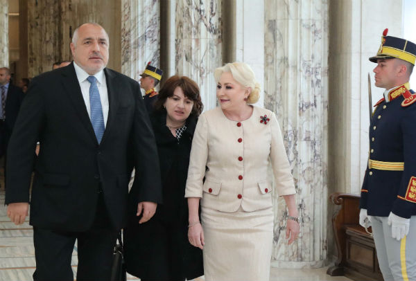 Започна срещата на четири очи между Борисов и Виорика Данчила в двореца „Виктория“ в Букурещ
