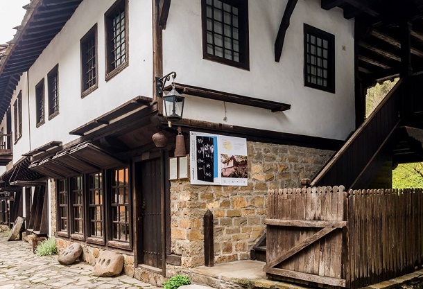 Изложба в „Етър"-а представя строителните занаяти на Стара планина