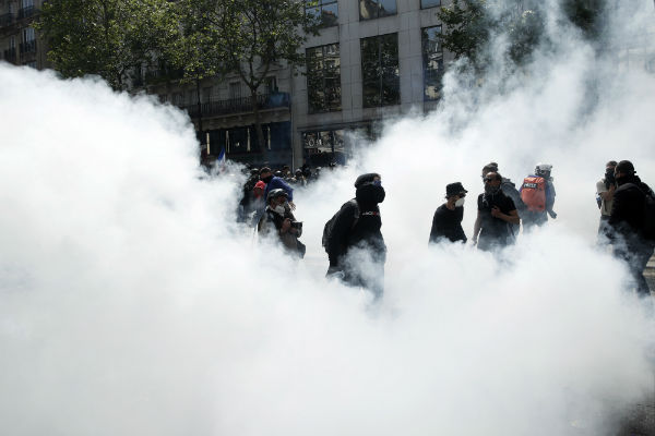 Сблъсъци между полиция и протестиращи в Париж, има пострадали