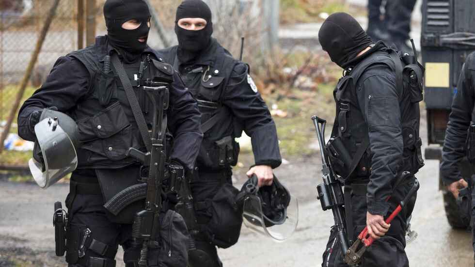 Полиция охранява роднините на убитата жена в Костенец