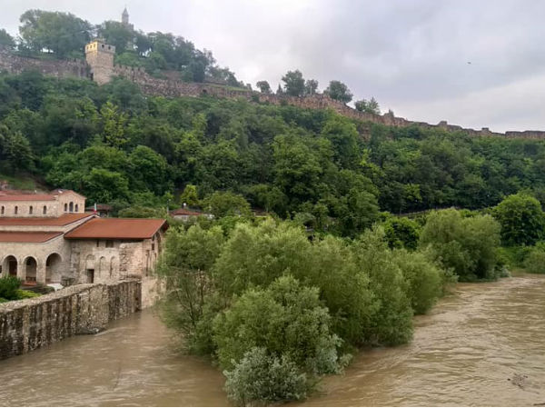 Дворът на църквата-музей "Св. 40 мъченици" във Велико Търново е под вода