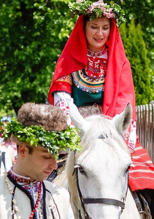 Показват що е то „Развиване на марама" и „Китене на бошча"