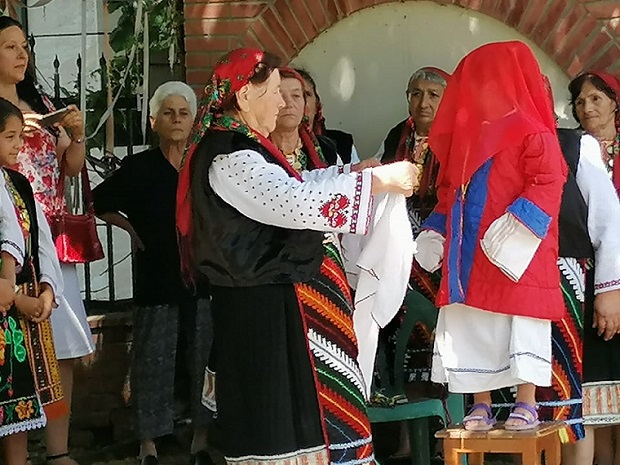 Жени от странджанското село Факия натъкмиха в Бургас Еньова буля