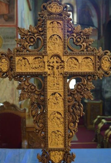 Икони и дърворезбен напрестолен кръст дариха на Бачковския манастир