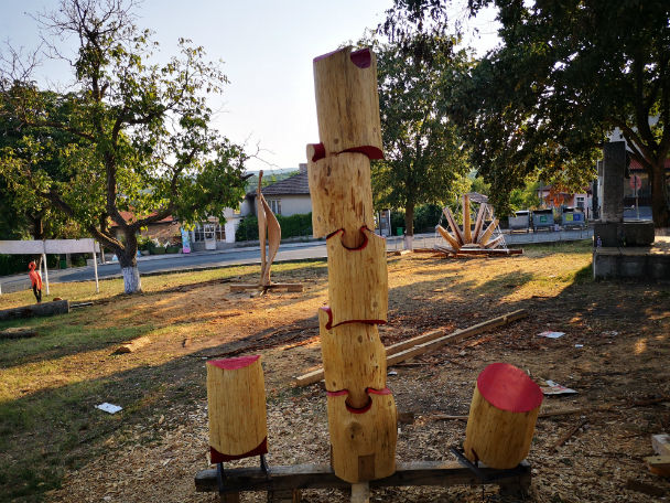 Нови дървени пластики украсиха странджанското село Ясна поляна