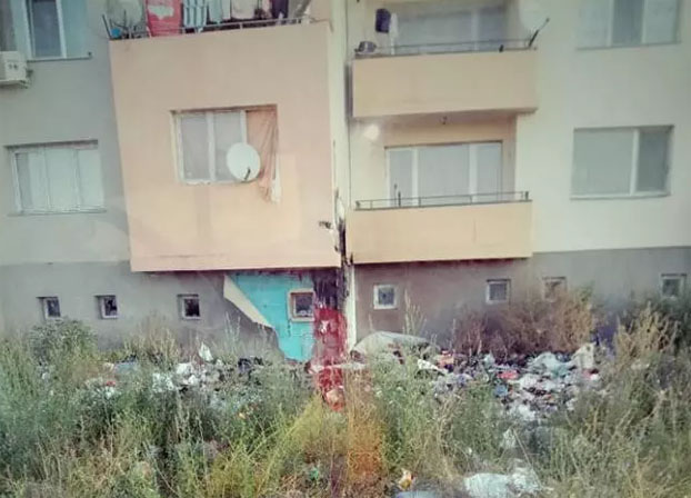 Саниран неотдавна блок в казанлъшката ромска махала взе да се разпада