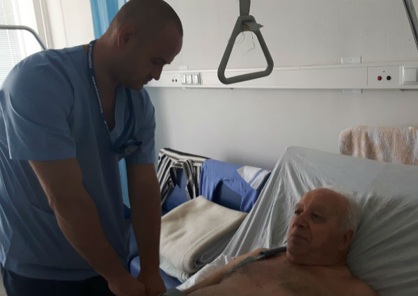 Бургаски ортопеди взеха кост от крака на пациент, за да спасят ръката му