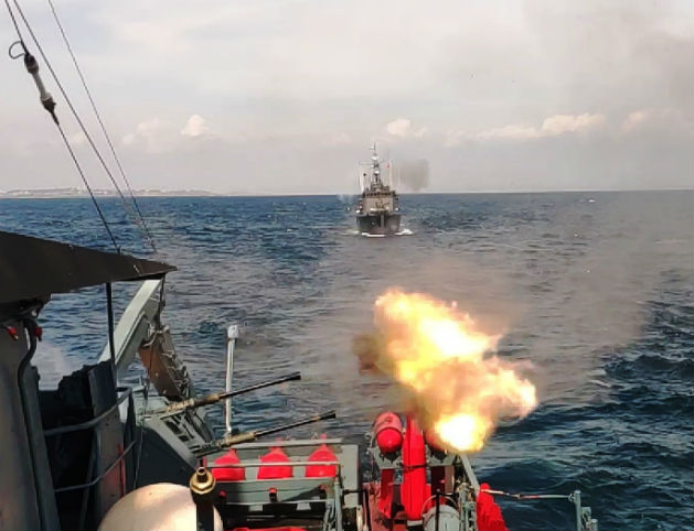 Кораби на ВМС отразиха атаките на въздушен противник