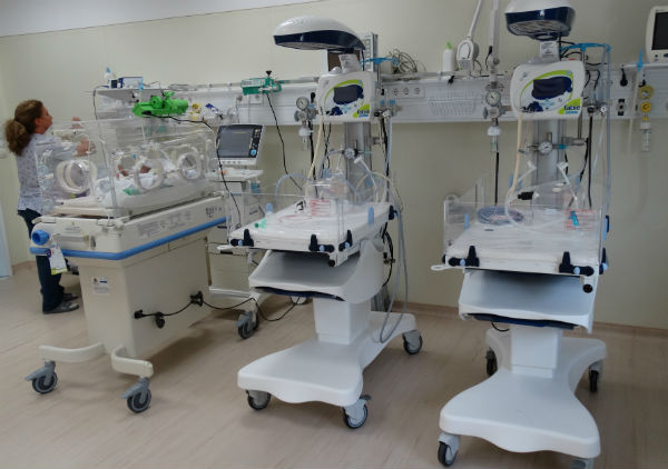 Фондацията на Силви Вартан дари реанимационни маси за новородени бебета в Пловдив