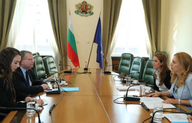 Вицепремиерът Марияна Николова осъди нападенията на храмове