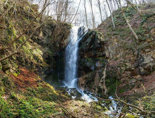 До водопада Мангъро вече се стига и от петричкото село Ключ