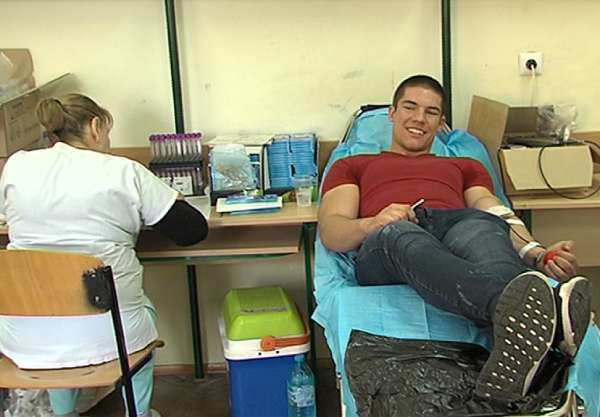 За пример: Ученици от гимназията по строителство в Бургас дариха кръв