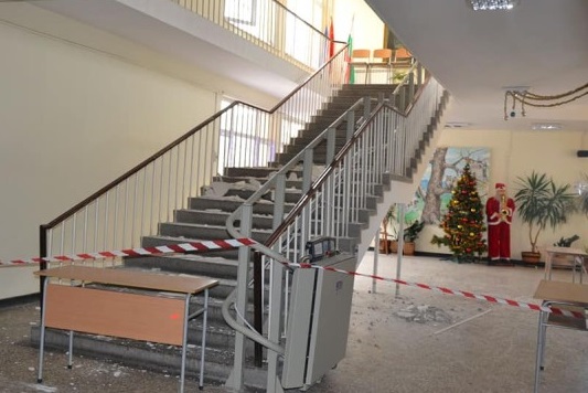 Таван на кърджалийско училище се срути по време на коледно тържество