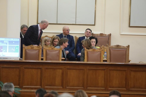 Водната криза и боклукът не можаха да съборят кабинета