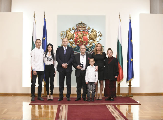 Създателят на ансамбъл „Българе" бе отличен с Почетен знак на президента