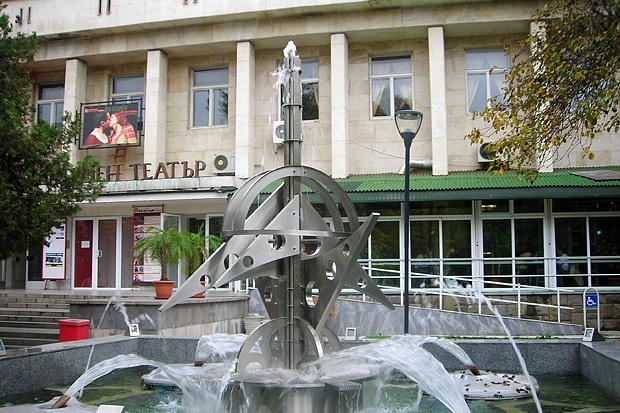 Трябва ли театърът в Ловеч да бъде кръстен на Стефан Данаилов