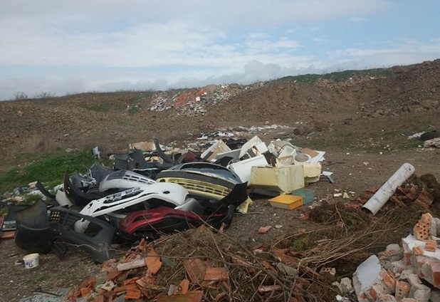 Ново незаконно сметище изникна край Бургас (СНИМКИ)