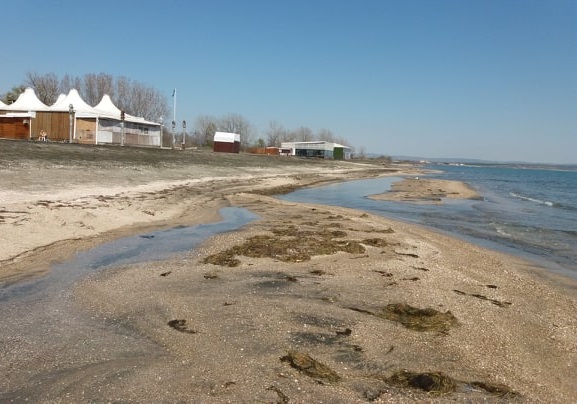 Бурното море прекрои плажната ивица на Бургас (СНИМКИ)