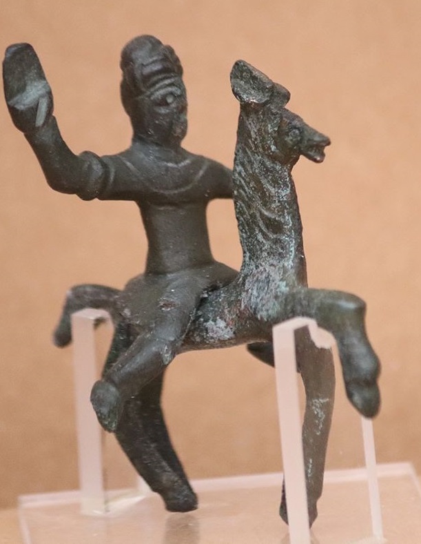 Великолепна седморка от бронзови тракийски конника се подреди в бургаския музей