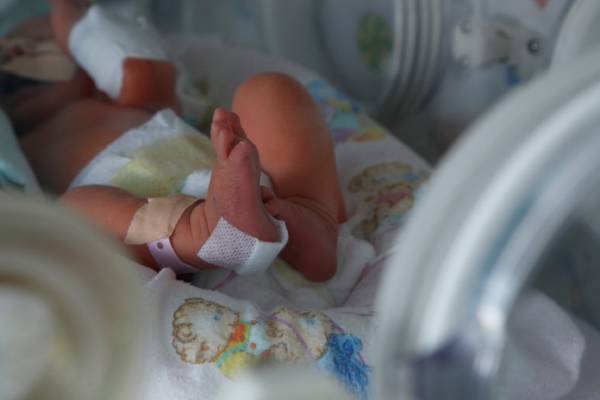 Родилка в Бургас, болна от сифилис и спин, подложи на риск бебето си
