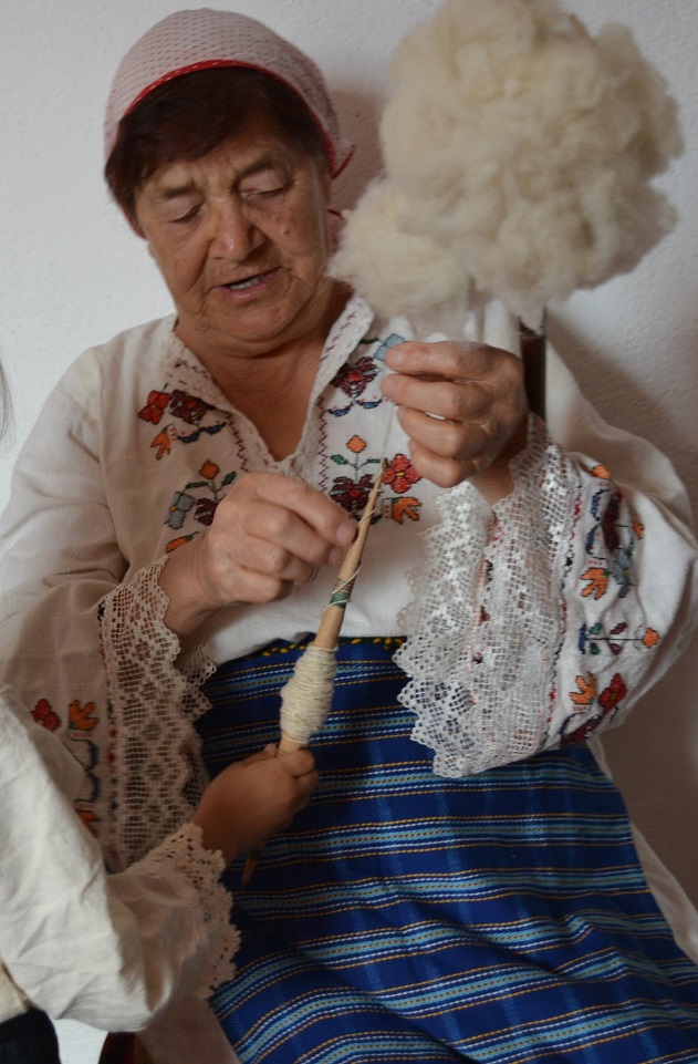 В „Училището за бабини занаяти“ ще показват как се пресуква прежда и се плетат пращови за престилки
