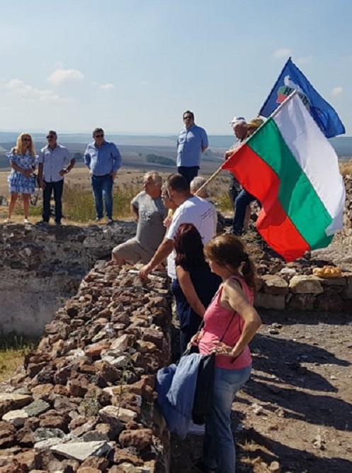 Валери Симеонов и активисти на НФСБ посетиха крепостта Русокастро
