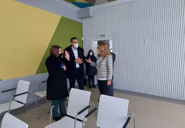 Вицепремиерът Марияна Николова посети Професионалната гимназия по компютърно програмиране и иновации в Бургас