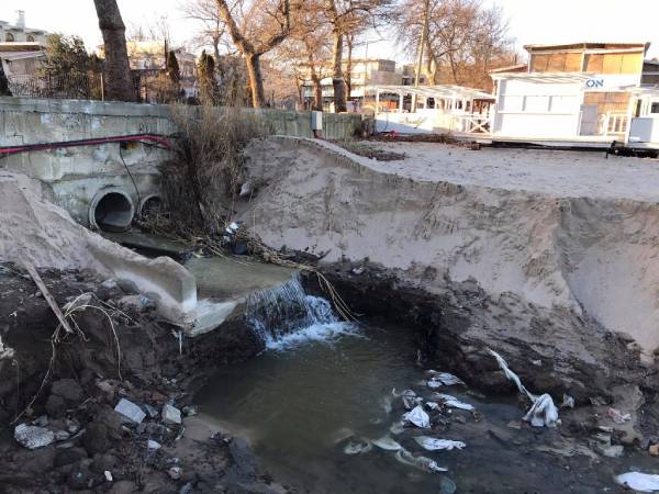 В Созопол: Изплуваха торби с пясък във водната яма на плаж Харманите