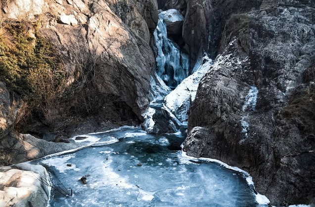 Водопад „Сучурум“ в Карлово замръзна
