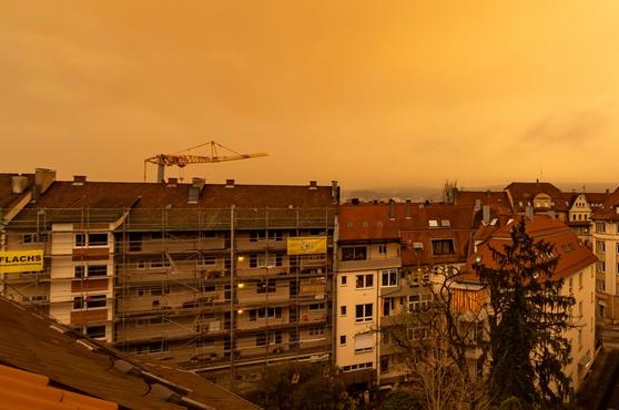 Оранжево небето, оранжево морето, оранжев и градът