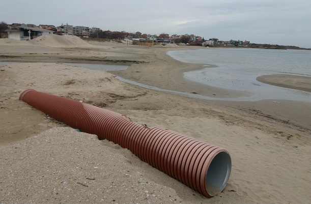 Счупена тръба създава проблеми на плажа в Крайморие