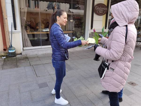 Пъстри лалета за първа пролет раздаваха кандидатите от Патриотична коалиция – Воля и НФСБ в Бургас