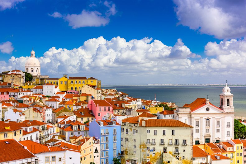 Португалия въвежда 14-дневна карантина за пристигащите с полети от България