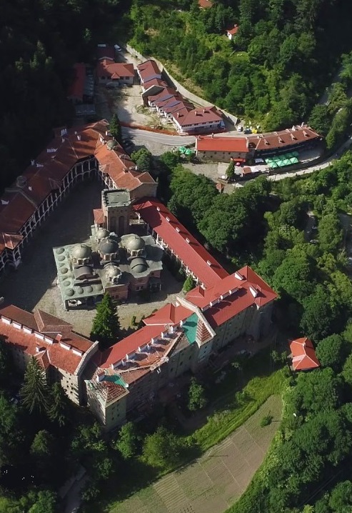 Майстори от Банско възстановиха в кратки срокове оригиналната над 400-годишна порта на Рилския манастир