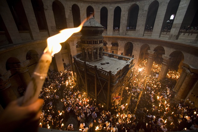 Тази година Благодатният огън идва у нас от Храма на Гроба господен в Йерусалим