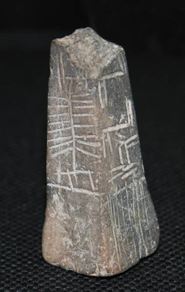 РИМ - Бургас представя няколко находки от 5 хил. пр. Хр., върху които са изобразени предписмени знаци
