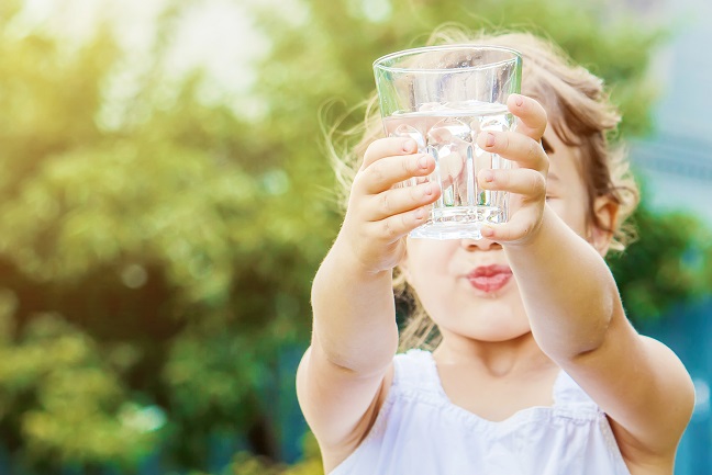 Нови данни и препоръки как и кога децата да пият вода