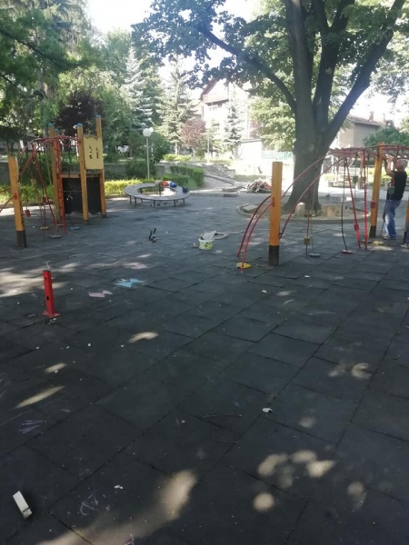 Премахват старите и повредени детски пързалки, люлки и катерушки в три от велинградските паркове
