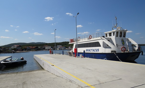 Първите туристи пристигнаха с кораба „Анастасия“ в Рибарското селище край Бургас