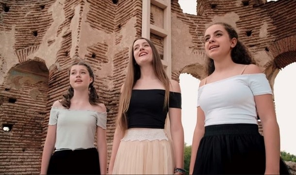 Трио ученички пее пред Червената църква „Слънчице мило, мамино“