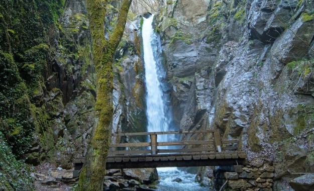 Освежиха туристическата маркировка до Камешнишкия водопад